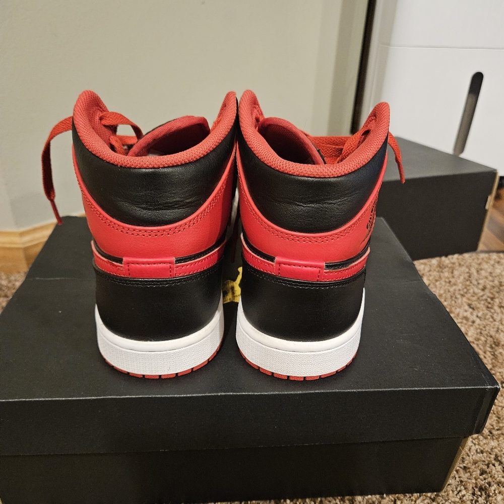 Sneakers - Picture 3 of 7